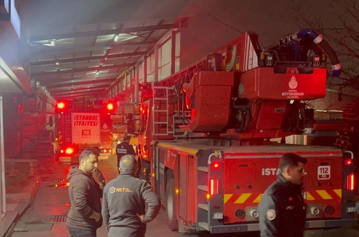 Küçükçekmece'de bir iş yerindeki elektrik trafosunda çıkan yangında yaralanan 2 kişi hastaneye...