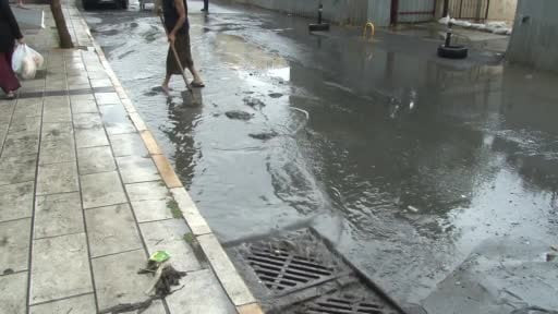 Küçükçekmece'de dere taştı: İş yerlerini su bastı, yollar göle döndü