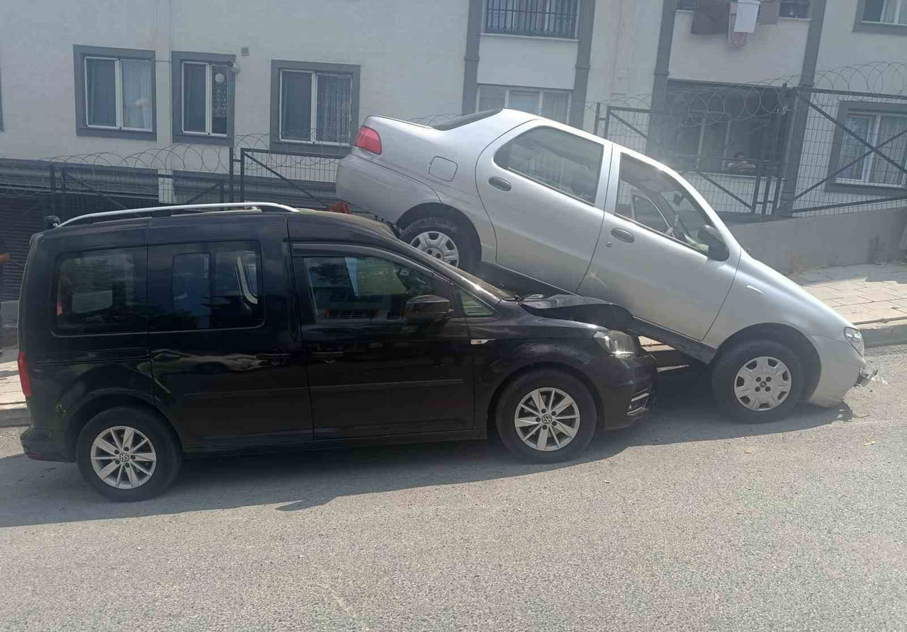KÜÇÜKÇEKMECE'DE DİK RAMPAYI ÇIKMAYA ÇALIŞIRKEN GERİ GERİ KAYAN OTOMOBİL, HIZINI ALAMAYARAK...