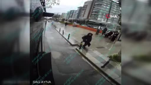 Küçükçekmece'de İETT otobüsünden inen yolcuya motosiklet çarptı. O anlar kamerada