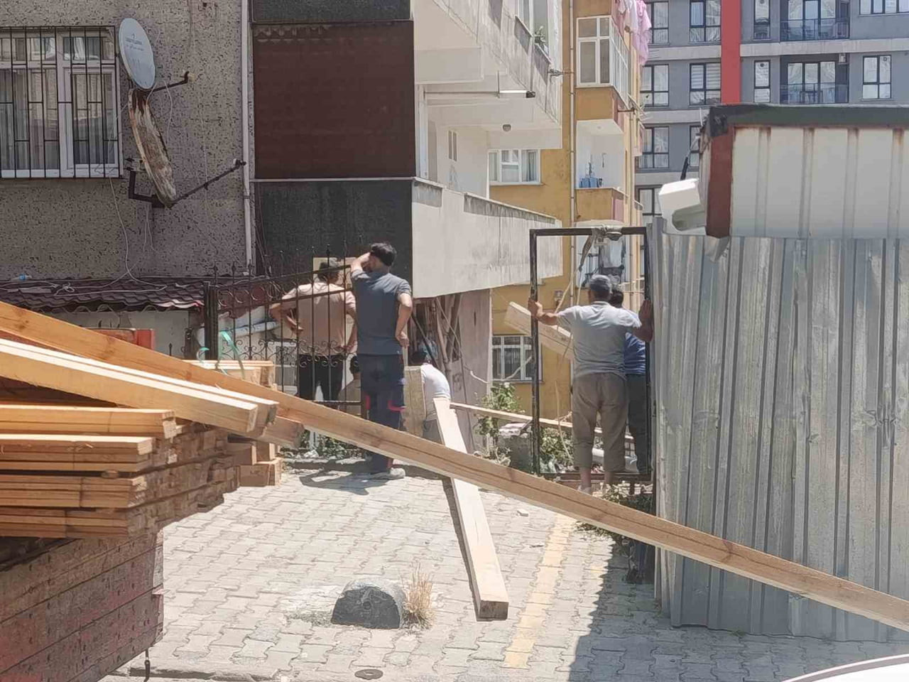 KÜÇÜKÇEKMECE'DE İNŞAAT ÇALIŞMALARI SIRASINDA YAN TARAFTAKİ BİNANIN MERDİVENİ ÇÖKTÜ. EVLERİNDE...