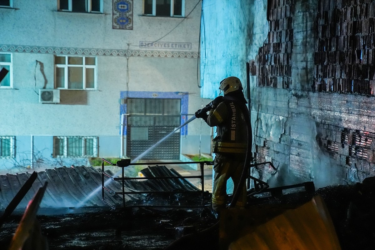 Küçükçekmece'de kağıt ve plastik hurdaların olduğu bir depoda çıkan yangın itfaiye ekiplerince...