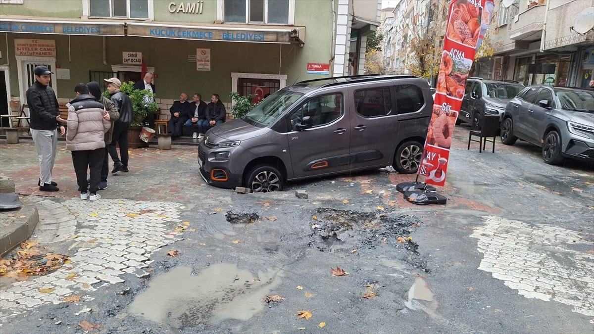 Küçükçekmece'de, kapatılmayan çukurun aşırı yağışın etkisiyle suyla dolması üzerine yol çöktü...