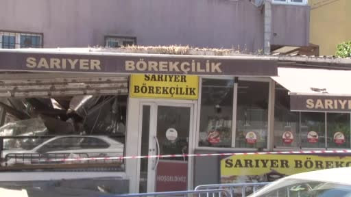 Küçükçekmece'de kentsel dönüşüm kapsamında boşaltılarak yıkımı yapılan bina çöktü