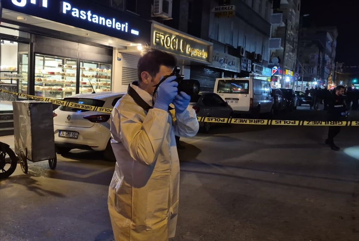 Küçükçekmece'de motosikletli bir şüphelinin düzenlediği silahlı saldırıda 1'i ağır 3 kişi...