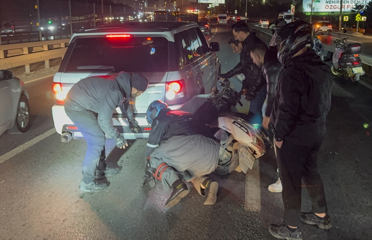 Küçükçekmece'de otomobile çarpan motosikletin sürücüsü yaralanırken, kazanın meydana geldiği D-100...