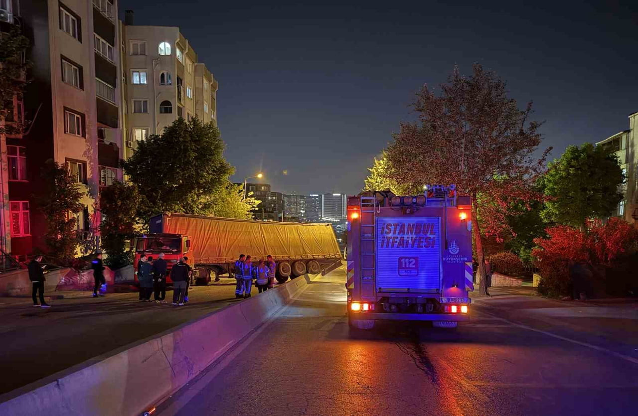 KÜÇÜKÇEKMECE'DE PALET YÜKLÜ TIR, RAMPAYI ÇIKTIĞI SIRADA GERİ GERİ KAYARAK REFÜJE ÇIKTI. YAN YATAN...