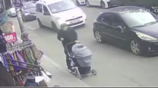 Küçükçekmece'de şiddetli rüzgarda kopan boru parçası bebek arabasıyla bekleyen bir kişinin başına...