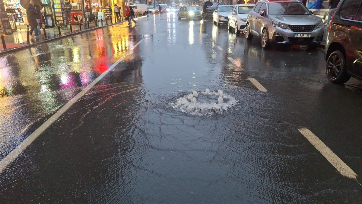 Küçükçekmece'de şiddetli yağış nedeniyle rögar taşınca cadde sular altında kaldı.