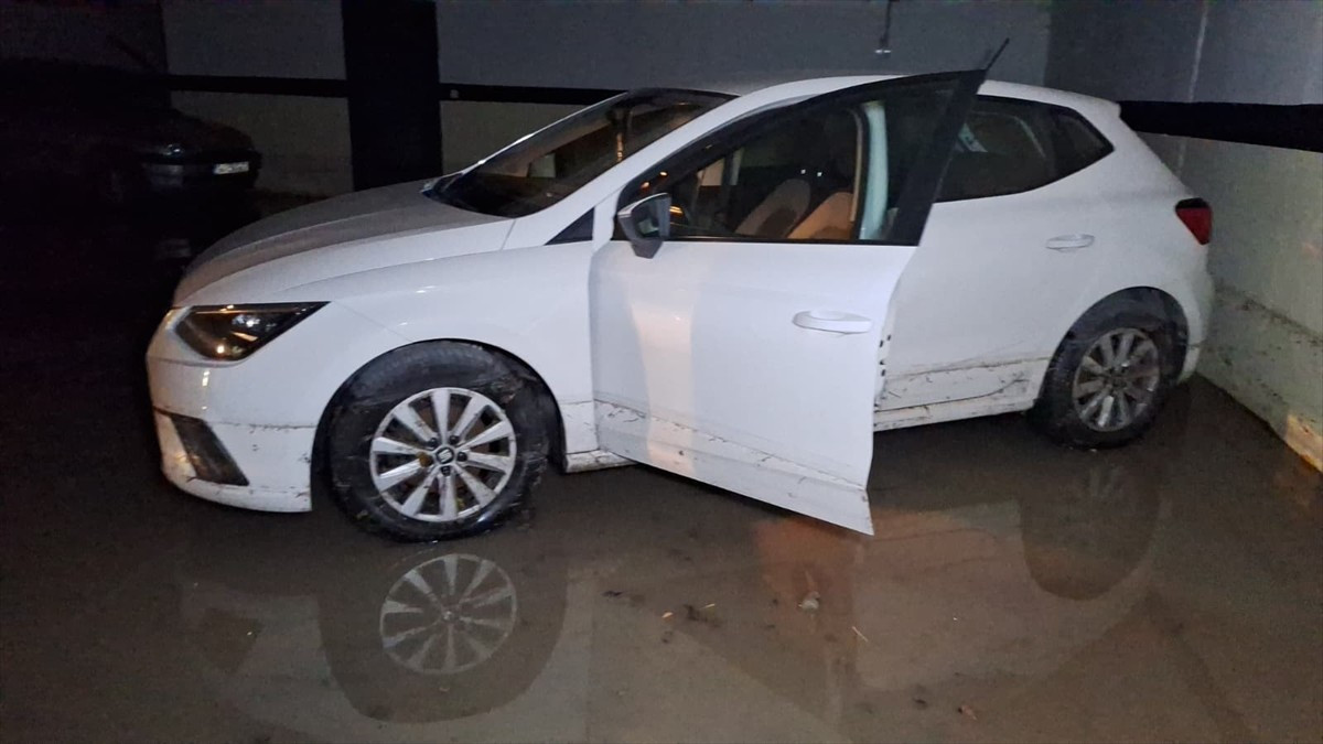 Küçükçekmece'de yağış nedeniyle su basan sitenin otoparkındaki 7 araçta hasar oluştu. Otoparktaki...