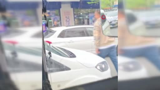 Küçükçekmece'de yol verme tartışması kamerada