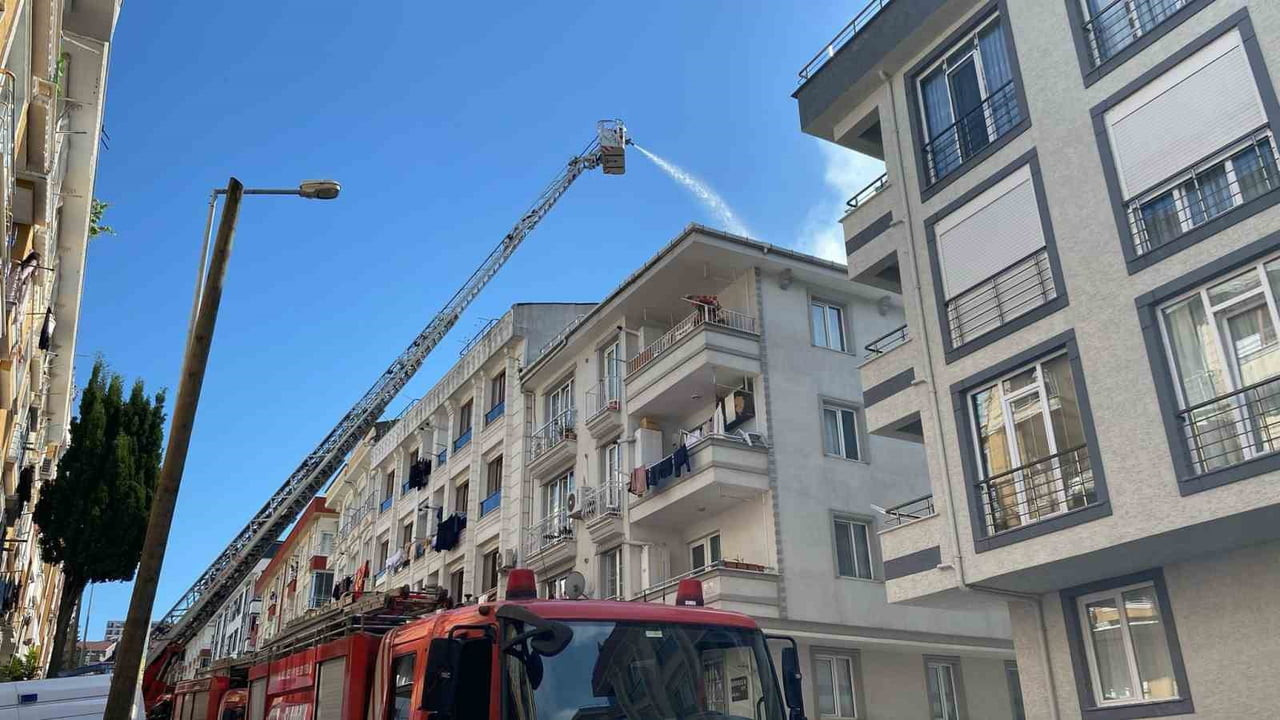 KÜÇÜKÇEKMECE’DE 4 KATLI BİR APARMANIN ÇATISINDA HENÜZ BİLİNMEYEN BİR NEDENLE YANGIN ÇIKTI. 3 KİŞİ...