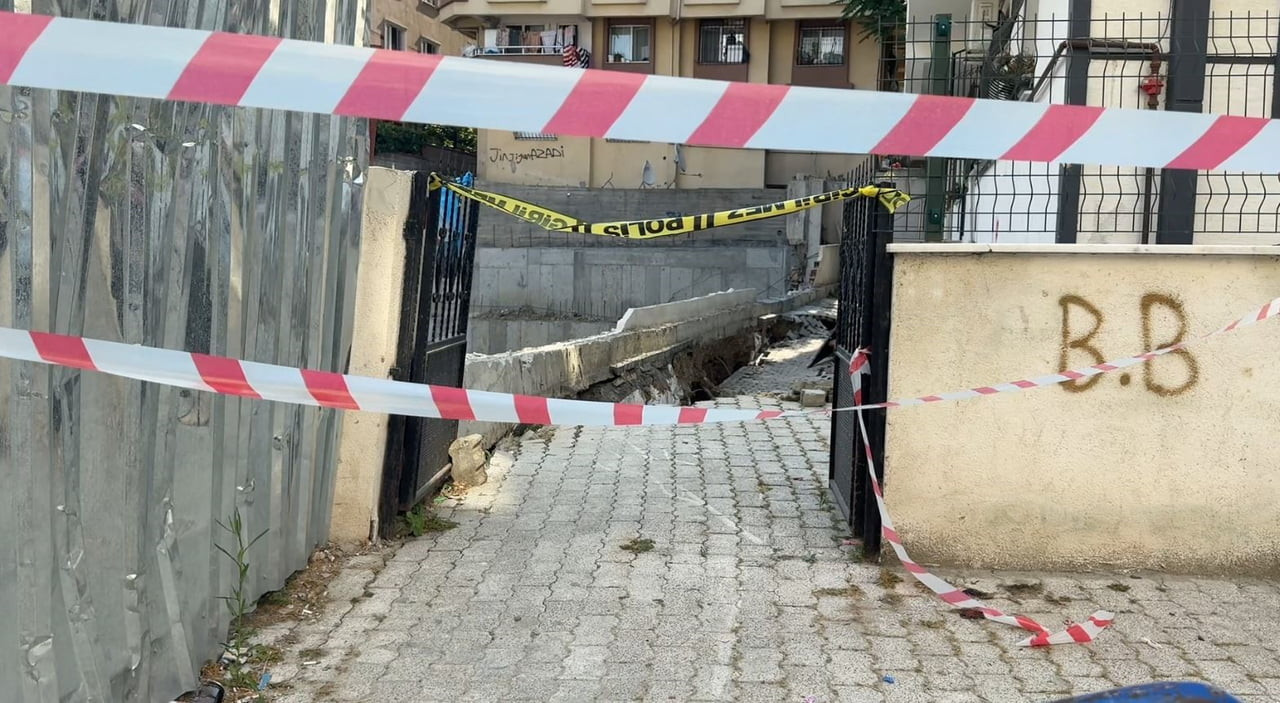 KÜÇÜKÇEKMECE’DE BİR İNŞAATIN TEMEL KAZISI SIRASINDA YAN TARAFTA BULUNAN BİNANIN BAHÇESİNDE KISMİ...