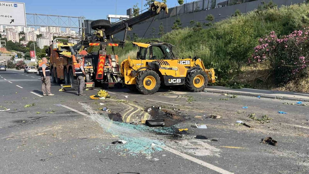 Küçükçekmece'de Devrilen Çekici Kazasında Sürücü Hayatını Kaybetti