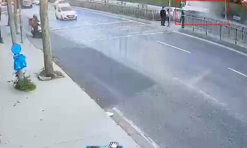 KÜÇÜKÇEKMECE’DE İETT DURAĞINDA OTOBÜS BEKLERKEN TEKERİ PATLAYAN KAMYONETİN ALTINDA KALAN GENÇ...