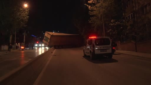 Küçükçekmece’de palet yüklü tır refüje çıkıp yan yattı