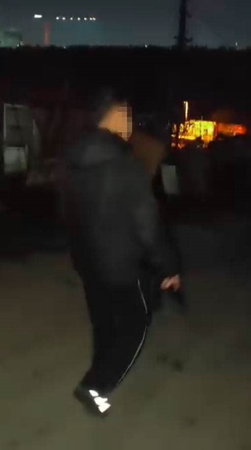 KÜÇÜKÇEKMECE’DE SOKAKTA UZUN NAMLULU SİLAHLA DOLAŞAN İKİ ŞAHIS GÖZALTINA ALINDI