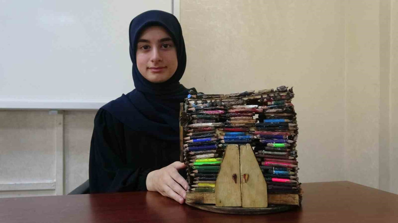 KÜÇÜLEN KALEMLERDEN MİNYATÜR EV YAPTI