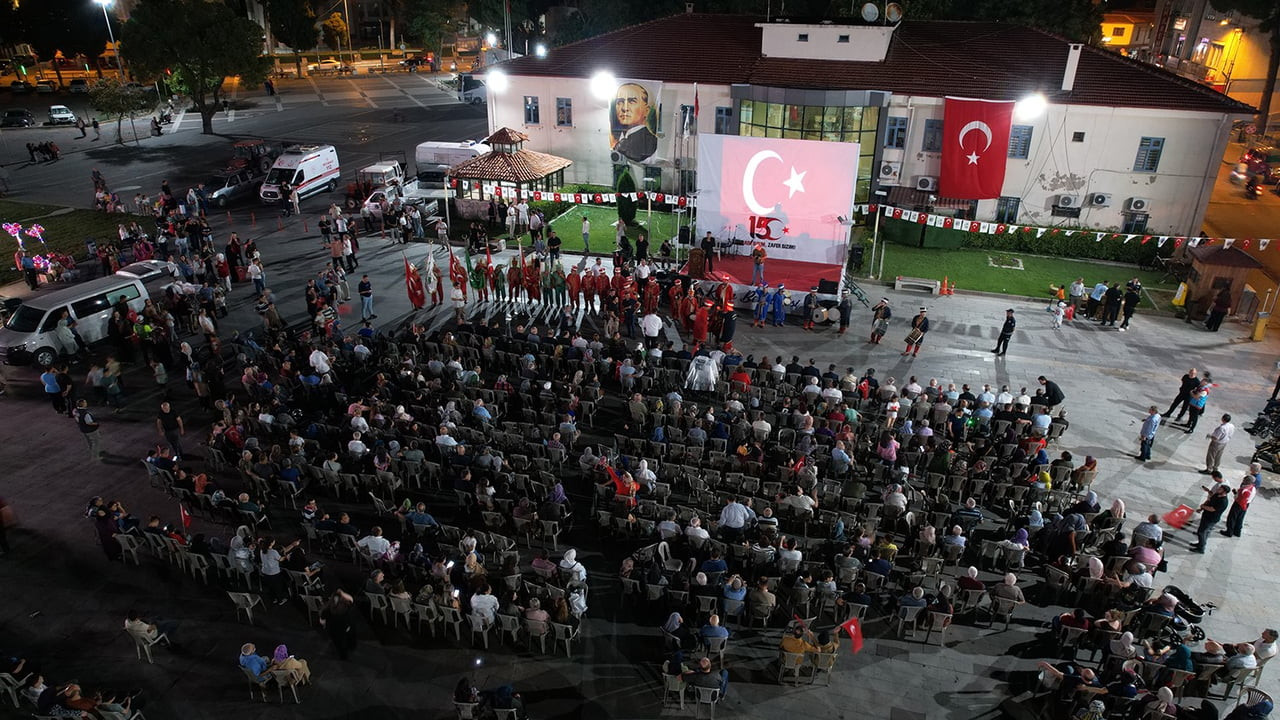 KULA İLÇESİNDE İSE ANMA PROGRAMI AKŞAM EZANININ ARDINDAN ŞAH SÜLEYMAN CAMİİ ÖNÜNDEN BAŞLADI....