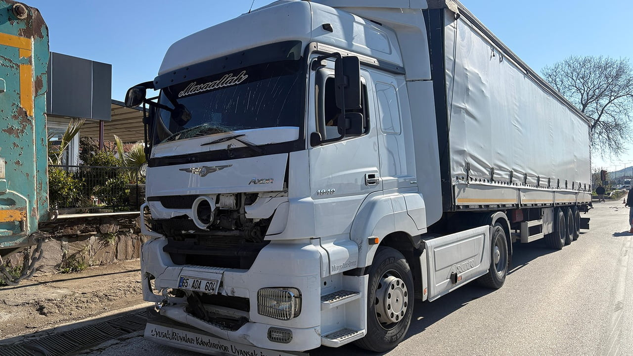 KULA İLÇESİNDE İZMİR-ANKARA D300 KARAYOLUNDA TIRIN, HAFİF TİCARİ ARACA ARKADAN ÇARPMASI SONUCU 3...