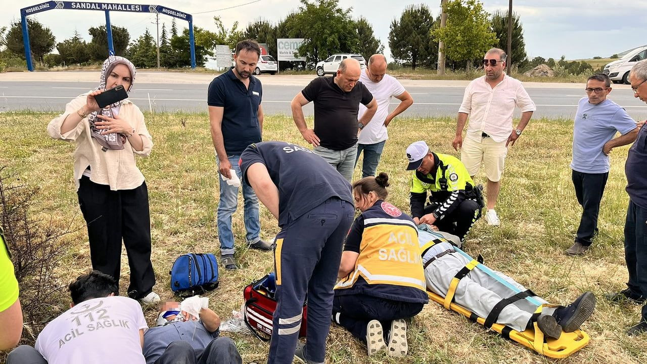 Kula'da Otomobil Takla Attı: İki Yaralı