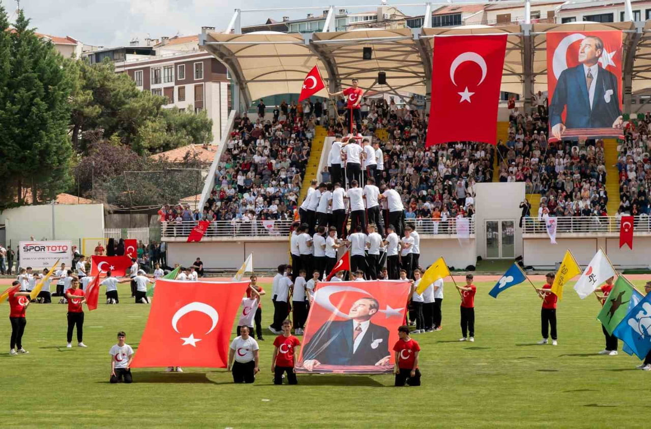 KULE YÜKSELDİKTEN SONRA KULENİN TEPESİNDE TÜRK BAYRAĞI AÇILMASI HALK TARAFINDAN COŞKUYLA...
