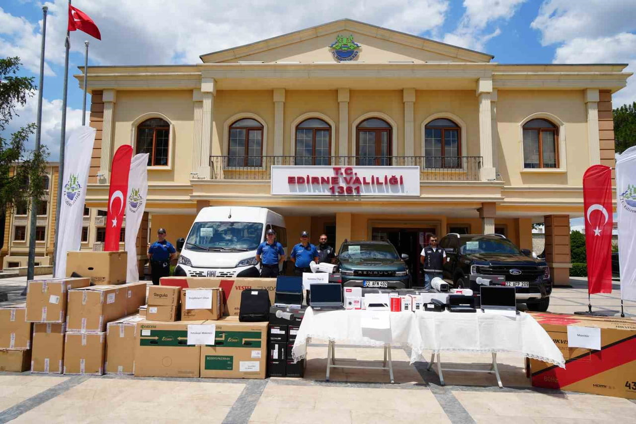 KULLANIMINA SUNULAN ARAÇ VE TEKNOLOJİK EKİPMANLAR, DÜZENLENEN TÖRENLE TESLİM EDİLDİ.