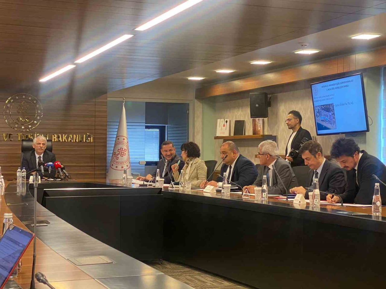 KÜLTÜR VE TURİZM BAKAN YARDIMCISI NADİR ALPARSLAN'IN KATILIMIYLA BAKANLIKTA DÜZENLENEN TOPLANTIDA...