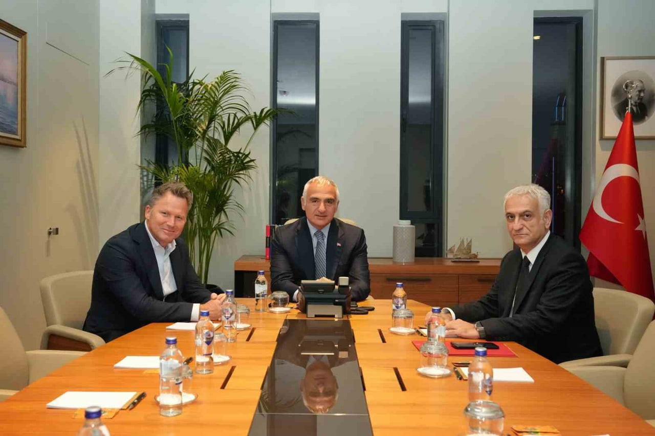 KÜLTÜR VE TURİZM BAKANI MEHMET NURİ ERSOY, AVRUPA’NIN ÖNDE GELEN TUR OPERATÖRLERİNDEN JET2 CEO’SU...