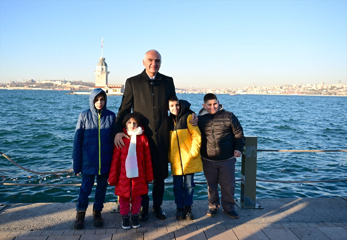 Kültür ve Turizm Bakanı Mehmet Nuri Ersoy (ortada), Sivas'ın Koyulhisar ilçesindeki Kızılelma...