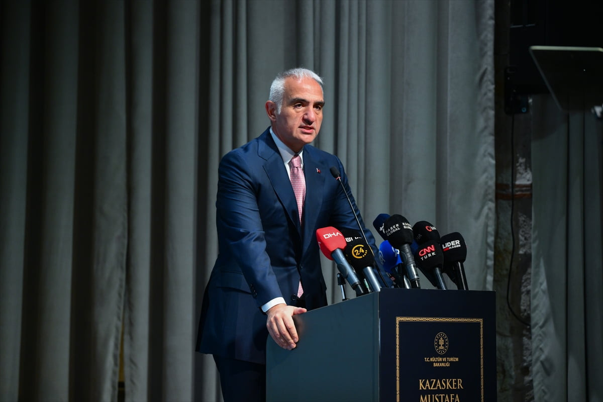 Kültür ve Turizm Bakanı Mehmet Nuri Ersoy, Rami Kütüphanesi'nde düzenlenen “Ayasofya Hattatı...