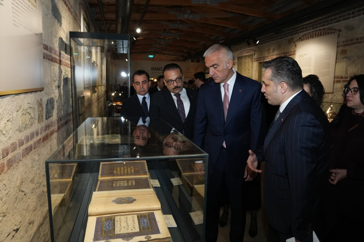 Kültür ve Turizm Bakanı Mehmet Nuri Ersoy, Rami Kütüphanesi'nde kutsal emanetler, Kabe örtüleri...