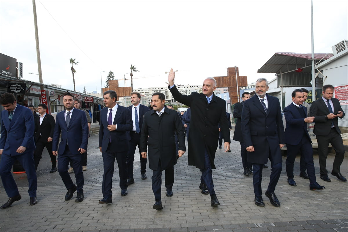 Kültür ve Turizm Bakanı Mehmet Nuri Ersoy (sağ4), 6 Şubat 2023'teki depremlerde yıkıma uğrayan ve...