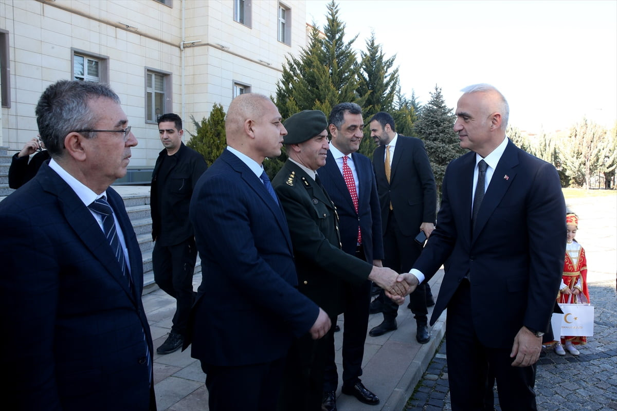 Kültür ve Turizm Bakanı Mehmet Nuri Ersoy (sağda), Kırıkkale'deki programları kapsamında Valiliği...