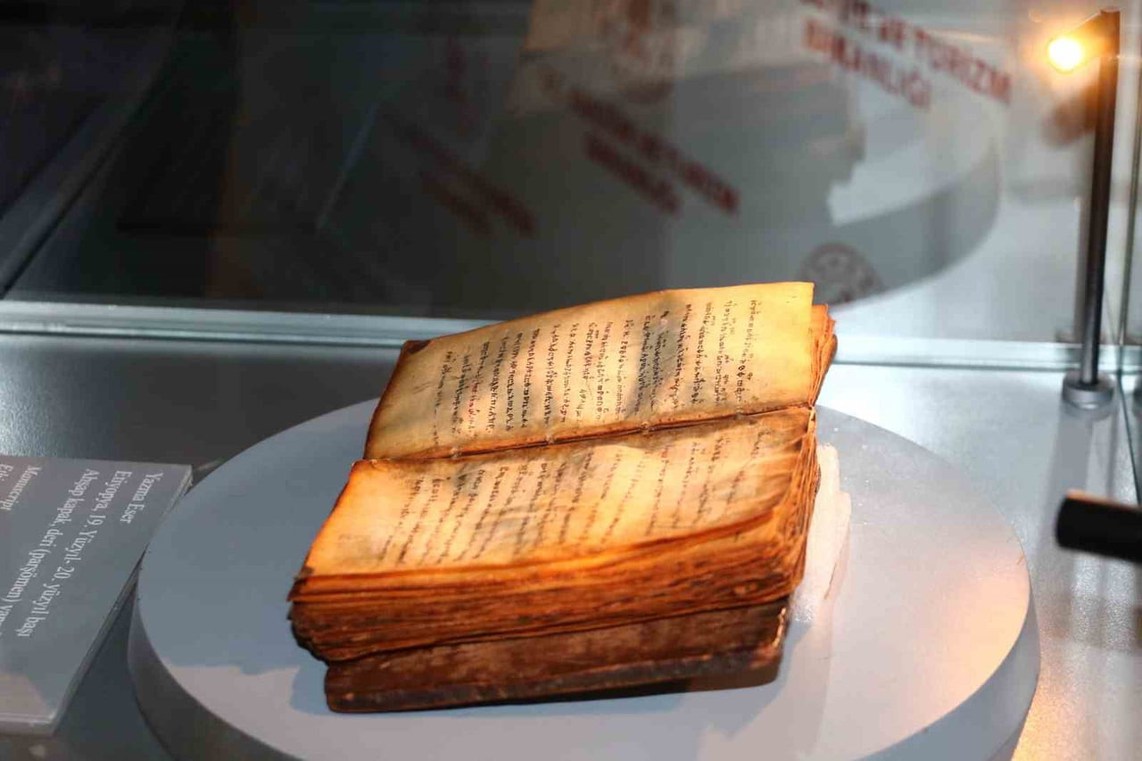 KÜLTÜR VE TURİZM BAKANLIĞI; ETİYOPYA KÖKENLİ, AHŞAP KAPAKLI, DERİ YAPRAKLARDAN OLUŞAN, GE'EZ...