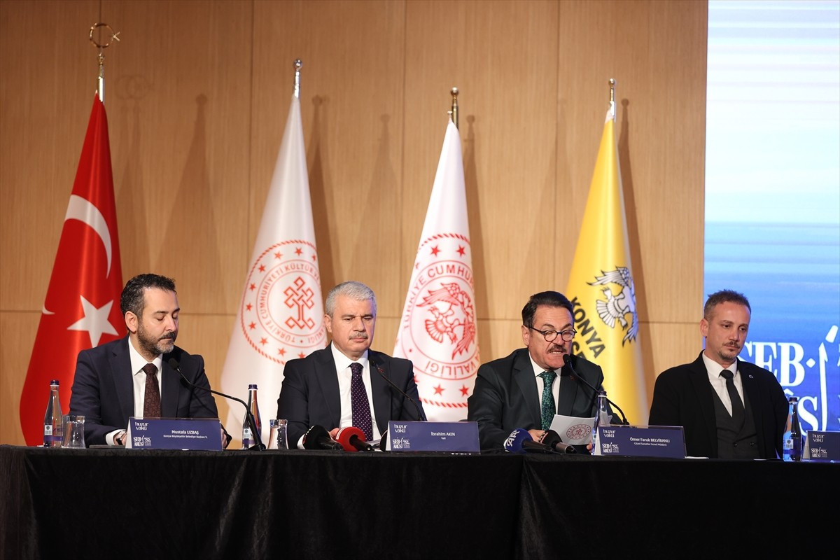 Kültür ve Turizm Bakanlığı Güzel Sanatlar Genel Müdürü Ömer Faruk Belviranlı (sağ 2) Hazreti...