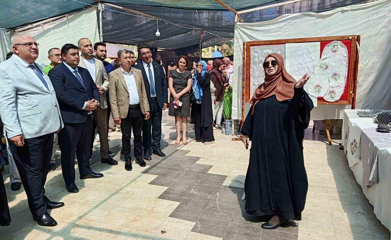 KUMLUCA'DA HALK EĞİTİM MERKEZİ MÜDÜRLÜĞÜ SERGİSİ TÖRENLE AÇILDI
