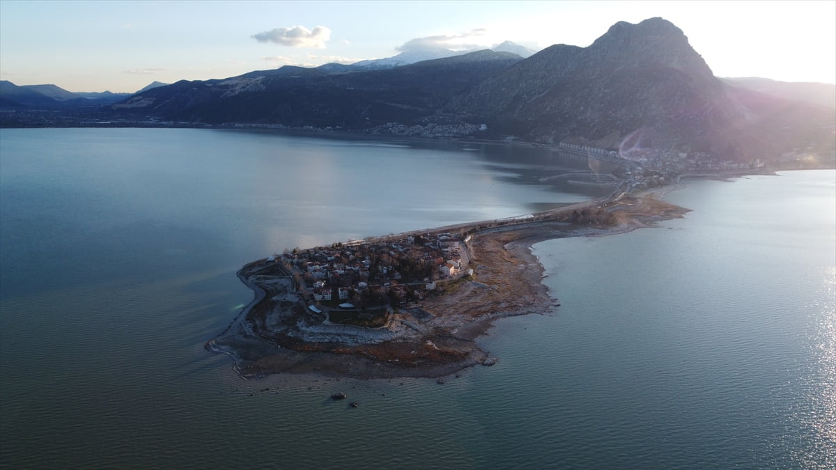 Kuraklık nedeniyle su seviyesi düşerek ikiye bölünen Isparta'daki Eğirdir Gölü, son günlerde...