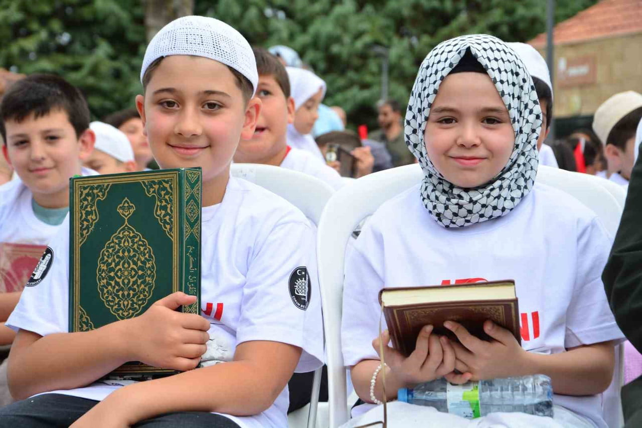 KURAN KURSU ÖĞRENCİLERİ BİR ARAYA GELEREK 1 DAKİKADA KURANI KERİMİ HATMETTİ
