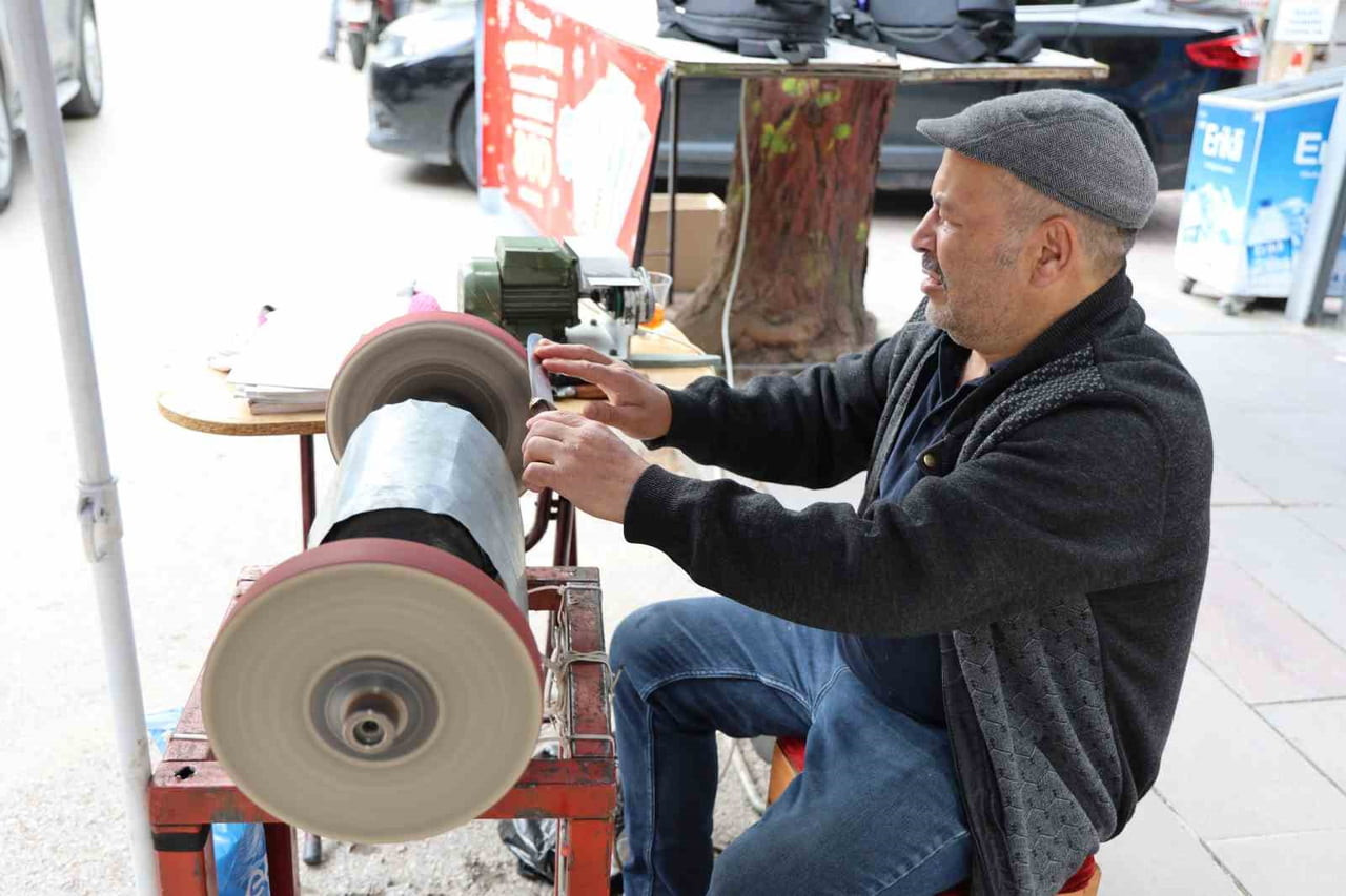 KURBAN BAYRAMI ARİFESİNDE AKSARAY’DA BIÇAKÇILARIN DÜKKANLARINDA YOĞUNLUK YAŞANIYOR. VATANDAŞLAR...