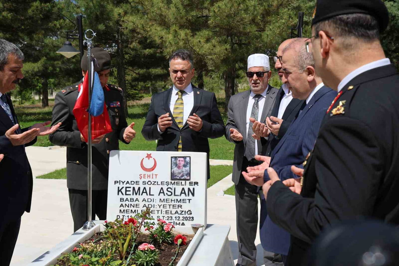 KURBAN BAYRAMI DOLAYISIYLA KENTTEKİ ŞEHİTLİKLERİ ZİYARET EDEN ELAZIĞ PROTOKOLÜ VE ŞEHİT AİLELERİ...