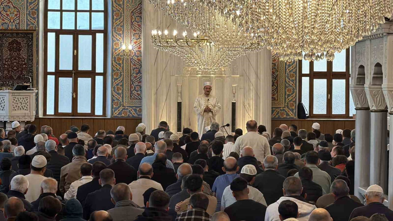 KURBAN BAYRAMI NAMAZI DÜZCE GENELİNDEKİ TÜM CAMİLERDE YOĞUN KATILIMLA EDA EDİLDİ. ŞEHİR...