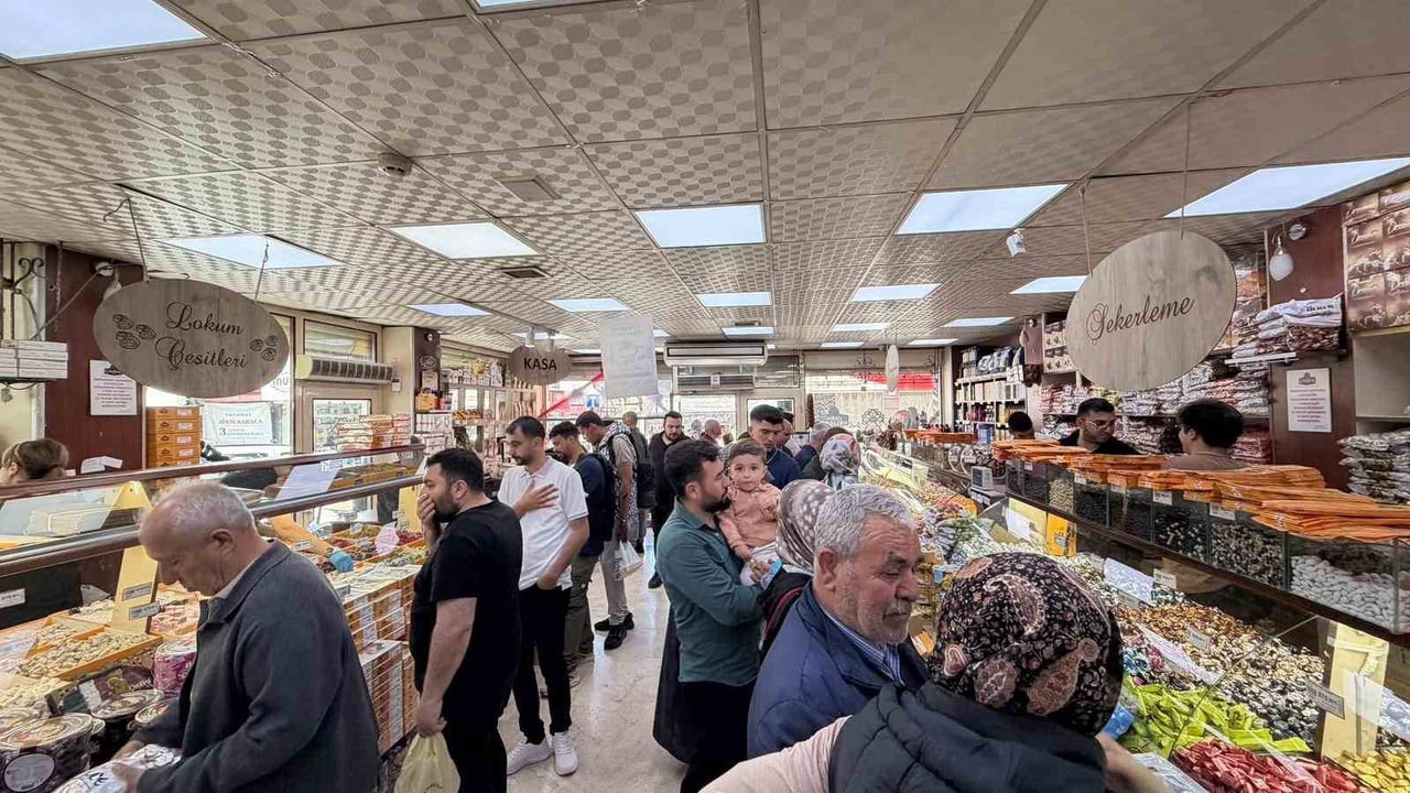 KURBAN BAYRAMI ÖNCESİNDE BAYRAM ŞEKERLERİNİ ALMAK İSTEYEN VATANDAŞLAR ŞEKERCİLERDE YOĞUNLUK...