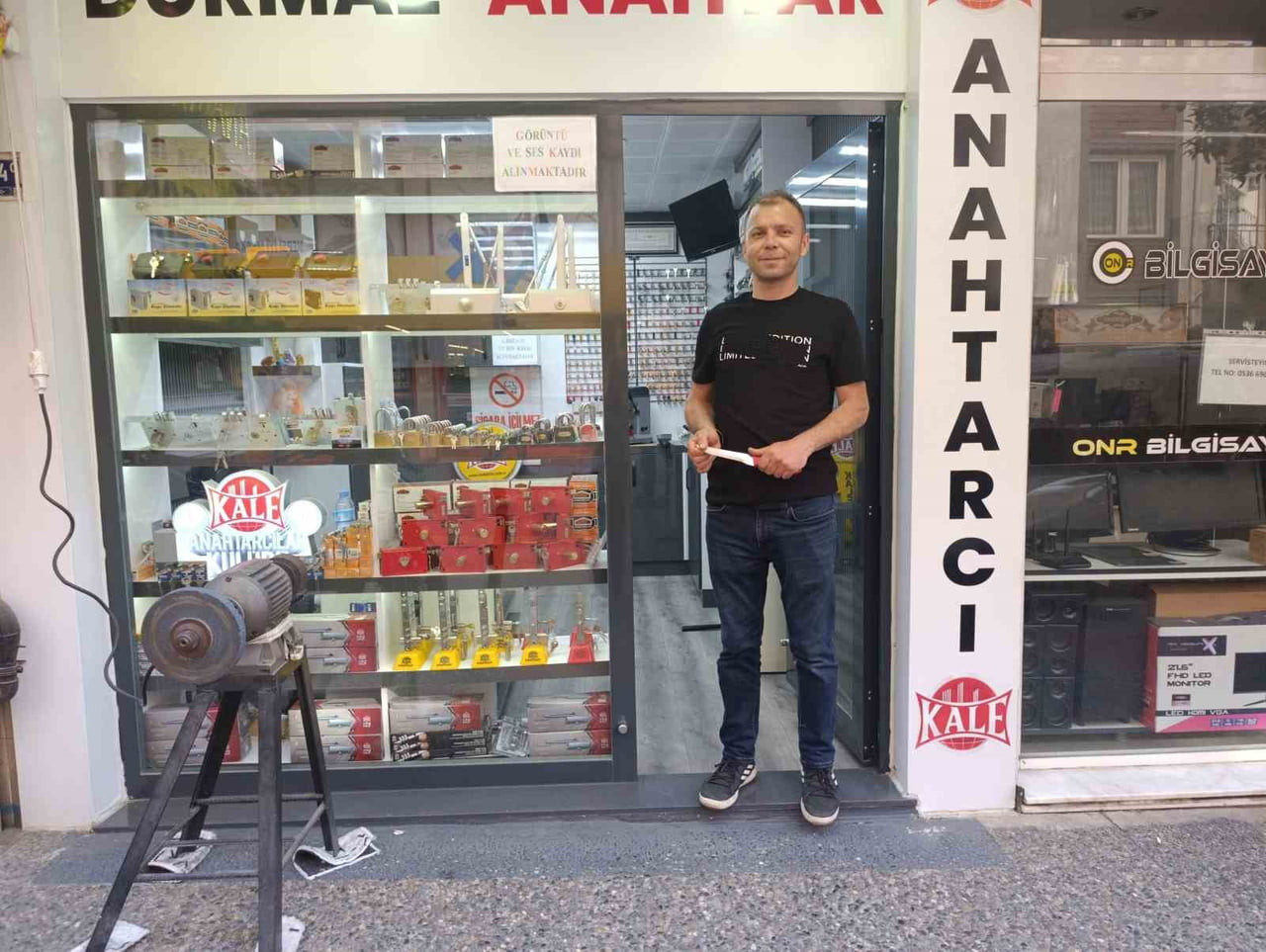 KURBAN BAYRAMI ÖNCESİNDE BIÇAKLARINI KESKİNLEŞTİRMEK İSTEYEN VATANDAŞLAR DA BİLEME USTALARININ...