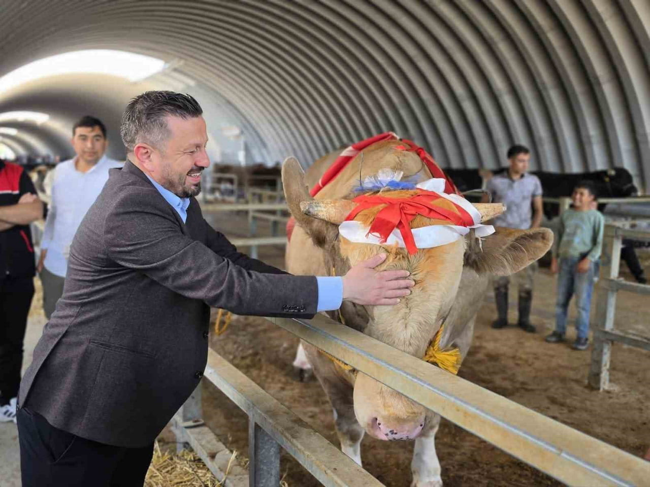 KURBAN BAYRAMI ÖNCESİNDE VATANDAŞLARLA BİR ARAYA GELMEYE DEVAM EDEN AK PARTİ İL BAŞKANI MEHMET...