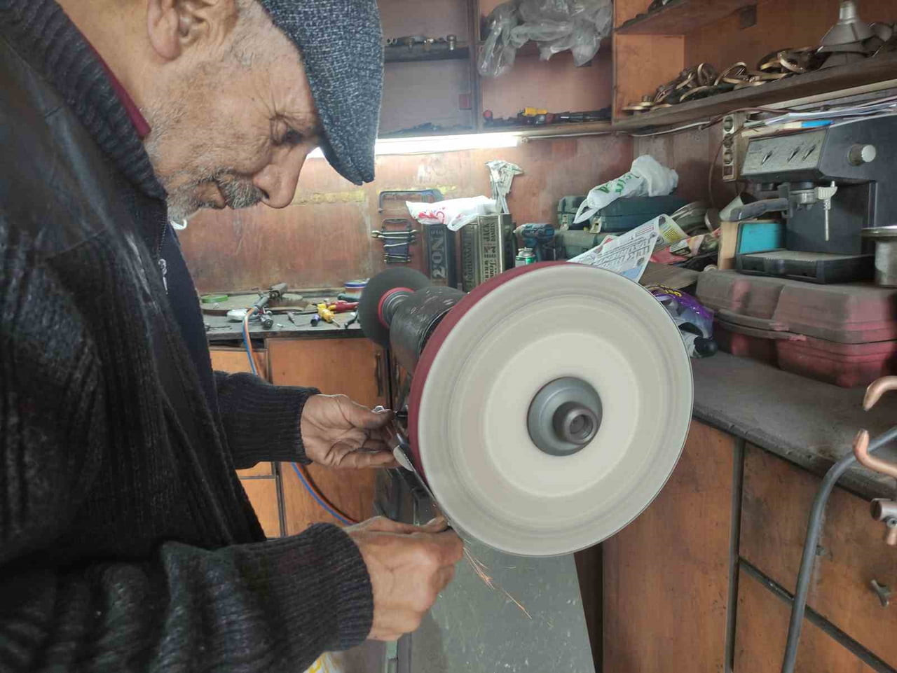 KURBAN BAYRAMI'NA SAYILI GÜNLER KALA ARDAHAN'DA KURBAN KESECEK VATANDAŞLAR BIÇAKLARINI BİLETLEMEYE...