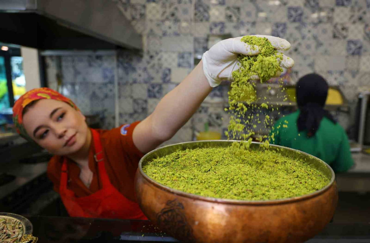 KURBAN BAYRAMI'NA SAYILI GÜNLER KALA TATLICILARDA YOĞUNLUK YAŞANIRKEN, ADANALI TATLICI...