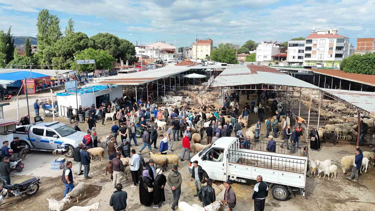 KURBAN BAYRAMI'NIN HABERCİSİ OLAN ARİFE GÜNÜNDE, BÖLGENİN TEK RUHSATLI CANLI HAYVAN PAZARI OLAN...