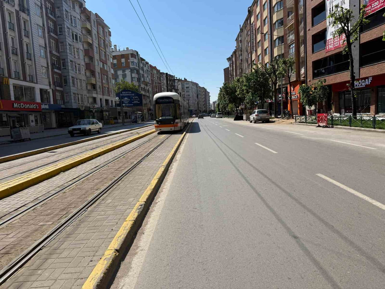 KURBAN BAYRAMI'NIN İLK GÜNÜNDE ESKİŞEHİR'İN CADDE VE SOKAKLARI SESSİZLİĞE BÜRÜNDÜ.