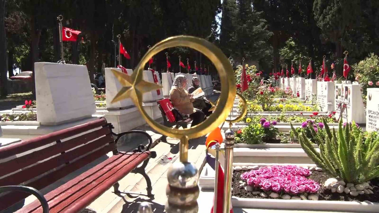 KURBAN BAYRAMI'NIN İLK GÜNÜNDE ŞEHİT AİLELERİ VE YAKINLARI EDİRNEKAPI ŞEHİTLİĞİNİ ZİYARET...